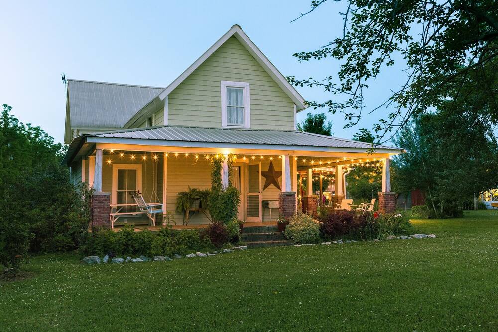 1850s Farmhouse on 70 Acre Family Farm (Flower & Goat Farm)