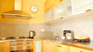 Appartement, 1 slaapkamer | Privékeuken | Een koelkast met diepvriezer, een oven, een kookplaat, een vaatwasser