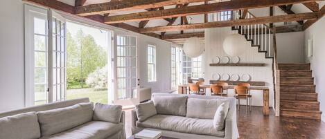 Een televisie, een open haard en boeken