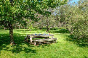 Outdoor dining - Bridgehampton private estate home (Bridgehampton)