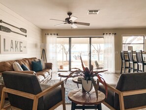 Televisión, reproductor de DVD, tenis de mesa y libros 