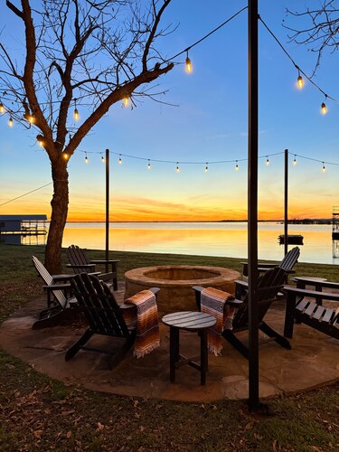 Waterfront-Best Views on Lake- HUGE Dock/Game Room