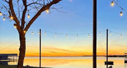 Waterfront-Best Views on Lake- HUGE Dock/Game Room