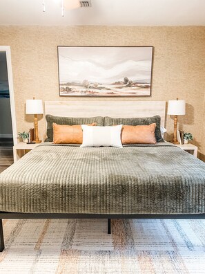 3 bedrooms, iron/ironing board, Internet, bed sheets - Waterfront-Best Views on Lake- HUGE Dock/Game Room (Burnet)