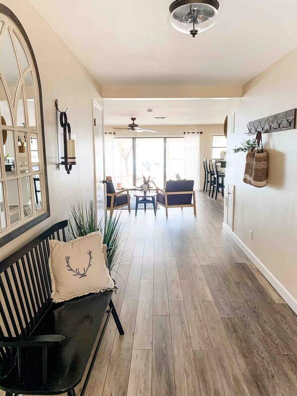 Interior - Waterfront-Best Views on Lake- HUGE Dock/Game Room (Burnet)