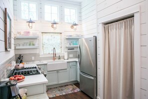 Kjøleskap, mikrobølgeovn, ovn og kokeplater