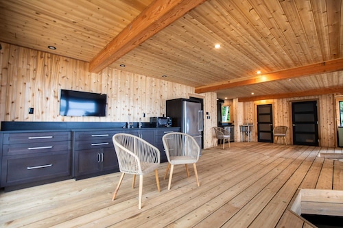 Post and Beam Lake Joe Gorgeous cottage & boathouse on a quiet Lake Joseph Bay!