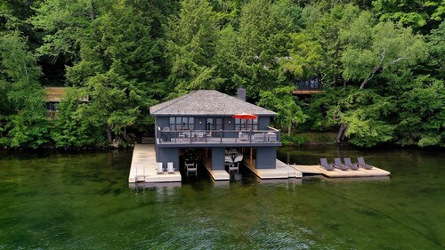 Post and Beam Lake Joe Gorgeous cottage & boathouse on a quiet Lake Joseph Bay!