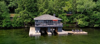 Post and Beam Lake Joe Gorgeous cottage & boathouse on a quiet Lake Joseph Bay!