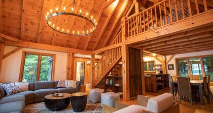 Post and Beam Lake Joe Gorgeous cottage & boathouse on a quiet Lake Joseph Bay!