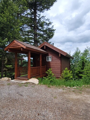 "Treehouse" Cozy retreat for 2! Yellowstone Park only 14 miles away.