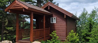 "Treehouse" Cozy retreat for 2! Yellowstone Park only 14 miles away.
