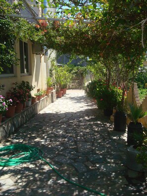 Courtyard - Polyxenis Rooms (Lefkada)