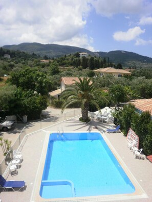 Seasonal outdoor pool, open 8:00 AM to 8:00 PM, pool umbrellas - Polyxenis Rooms (Lefkada)