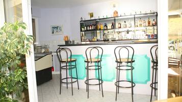 Piscina externa sazonal, funciona das 8h às 20h, guarda-sóis