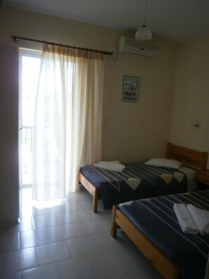 Blackout drapes, rollaway beds, free WiFi, bed sheets - Polyxenis Rooms (Lefkada)