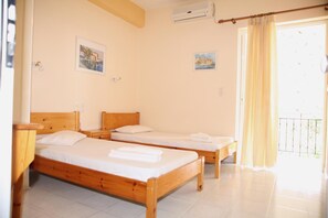 Blackout drapes, rollaway beds, free WiFi, bed sheets - Polyxenis Rooms (Lefkada)