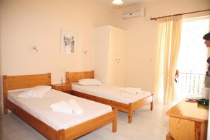 Blackout drapes, rollaway beds, free WiFi, bed sheets - Polyxenis Rooms (Lefkada)
