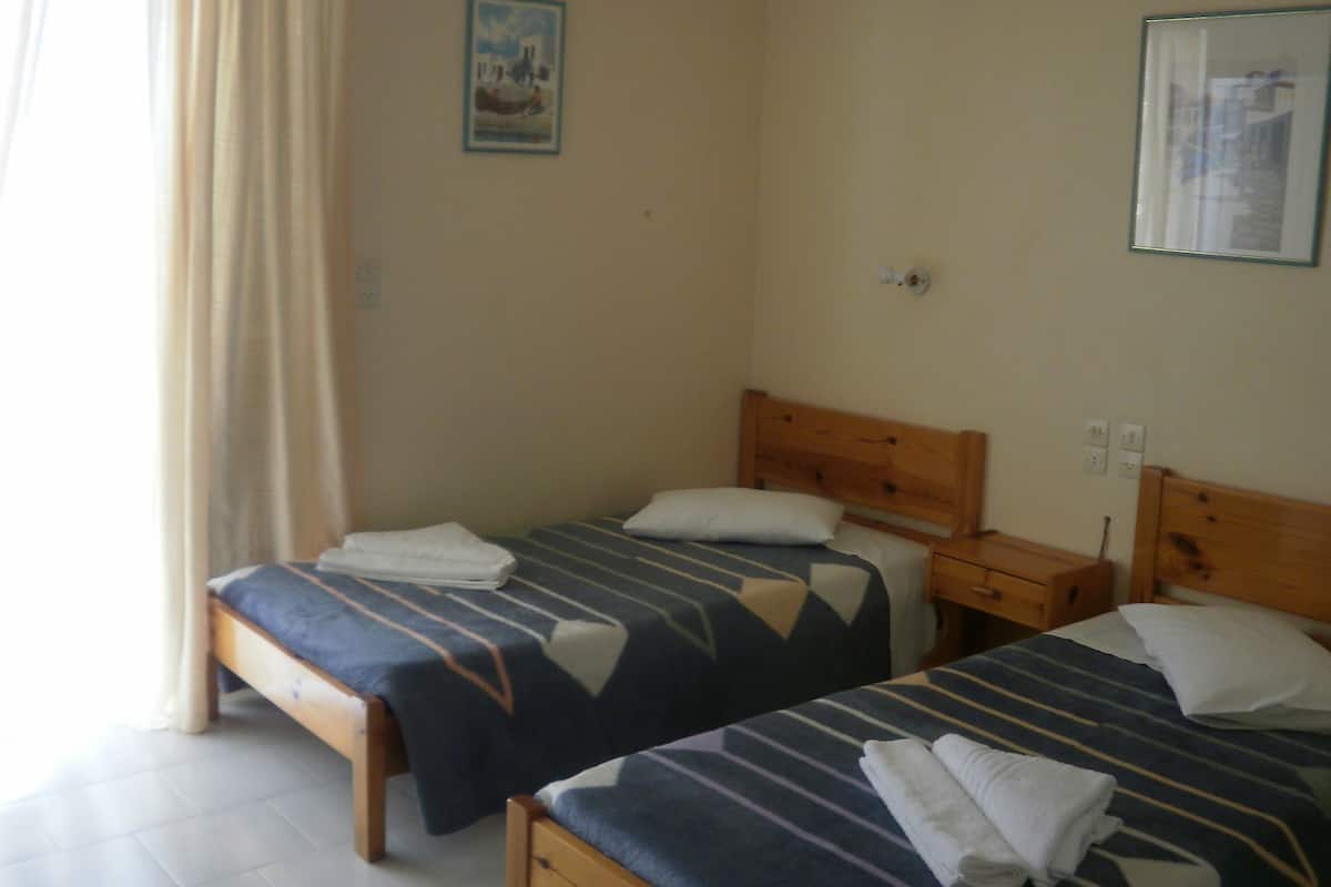 Blackout drapes, rollaway beds, free WiFi, bed sheets