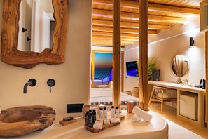 Suíte, piscina particular (Cave) | Banheiro | Produtos de toalete de grife, secador de cabelo, chinelos 
