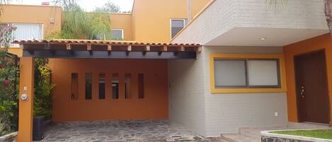 تفاصيل الفندق من الخارج