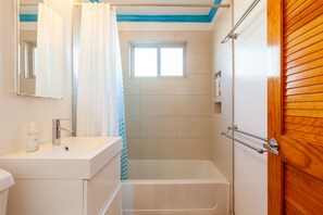 Hair dryer, towels, soap, shampoo - Beachfront Ocean Views 20 mins to SF! (Neptune 1) (Pacifica)