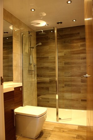 Apartment | Bathroom | Shower, free toiletries, hair dryer, towels - Lowfield Apartment (Laxey)