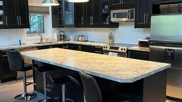 Geladeira, micro-ondas, fogão, cooktop