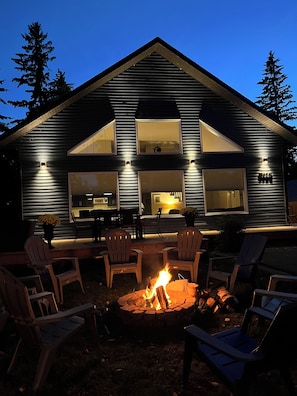 Terrace/patio - Kinabik Cabin / Half block from beach, quiet cottage district (Sylvan Lake)