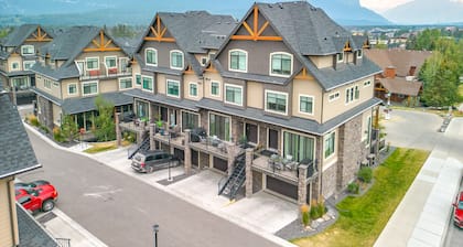 Mountain Views! Art! Luxurious 5Brs/4.5Ba Townhome, Hot Tub, Canmore for 12