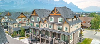 Mountain Views! Art! Luxurious 5Brs/4.5Ba Townhome, Hot Tub, Canmore for 12