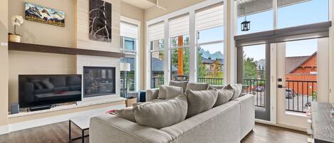 Smart TV, chimenea, Netflix y libros