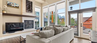 Mountain Views! Art! Luxurious 5Brs/4.5Ba Townhome, Hot Tub, Canmore for 12