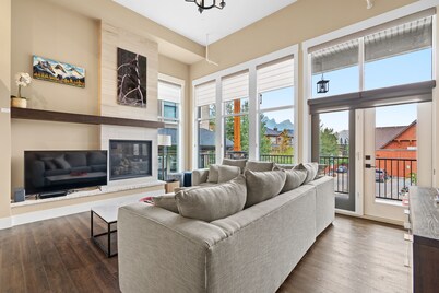 Mountain Views! Art! Luxurious 5Brs/4.5Ba Townhome, Hot Tub, Canmore for 12