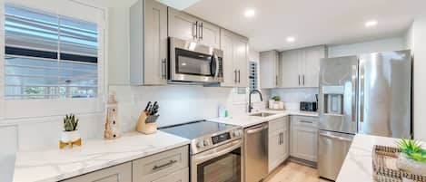 ثلاجة، ميكروويف، فرن، موقد طهي مسطح