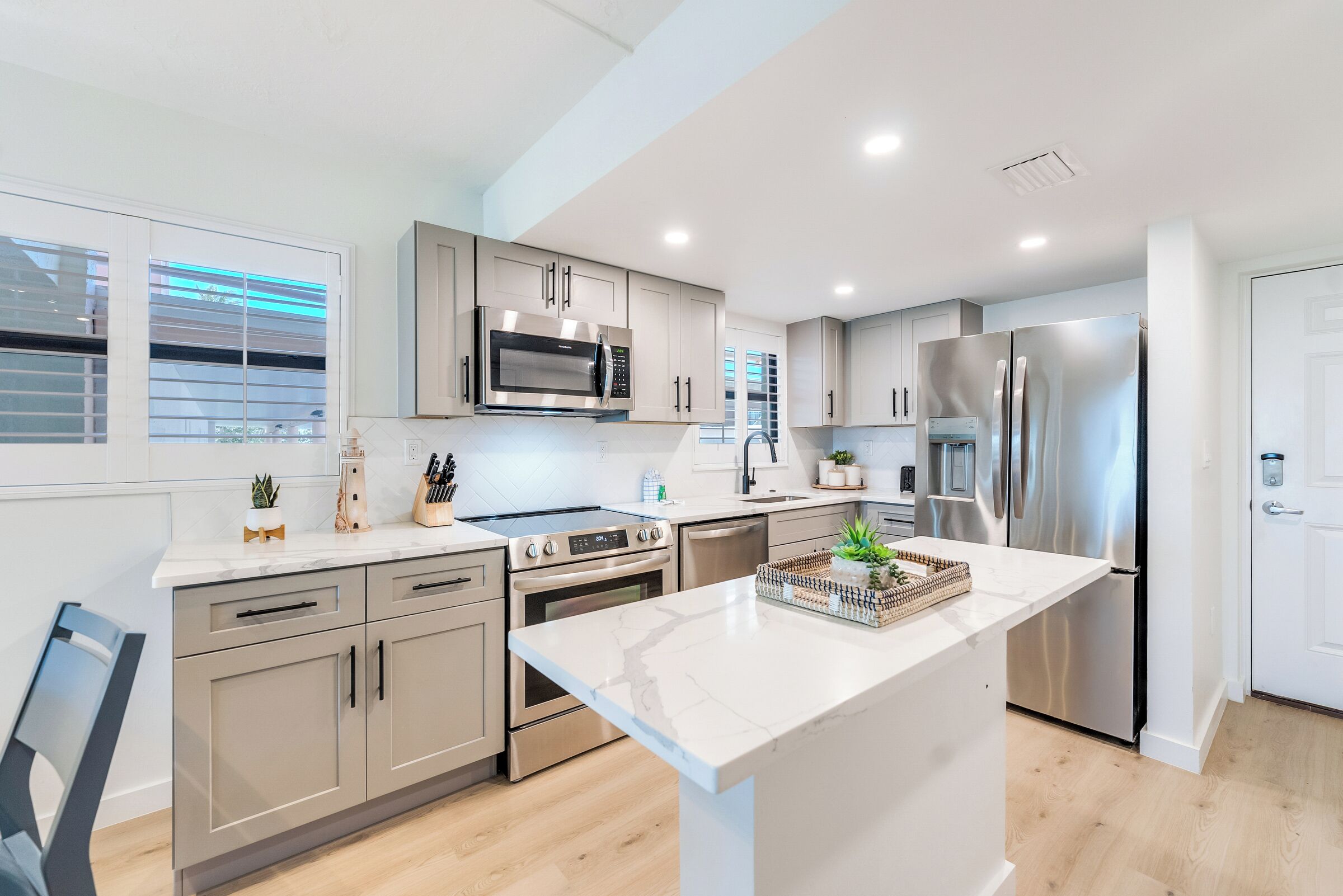 Réfrigérateur, four à micro-ondes, un four, surface de cuisson