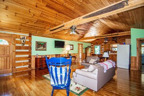 Een televisie en een open haard