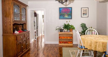 Colorful home & beautiful garden, ten minute walk to downtown