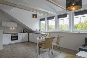 Deluxe Apartment, Private Bathroom, Lake View | Private kitchen - Landcafé Neumann (Bad Zwischenahn)