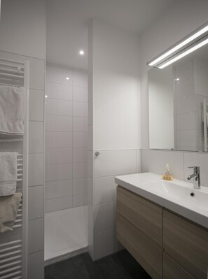 Superior Apartment, Private Bathroom | Bathroom