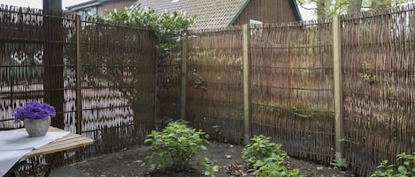 Chambre double, salle de bain privée | Jardin