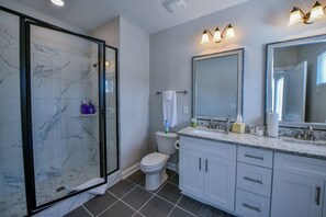 Combined shower/tub, hair dryer, towels