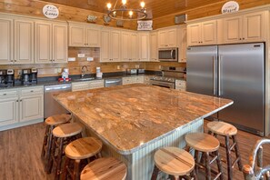 Kjøleskap, mikrobølgeovn, ovn og kokeplater