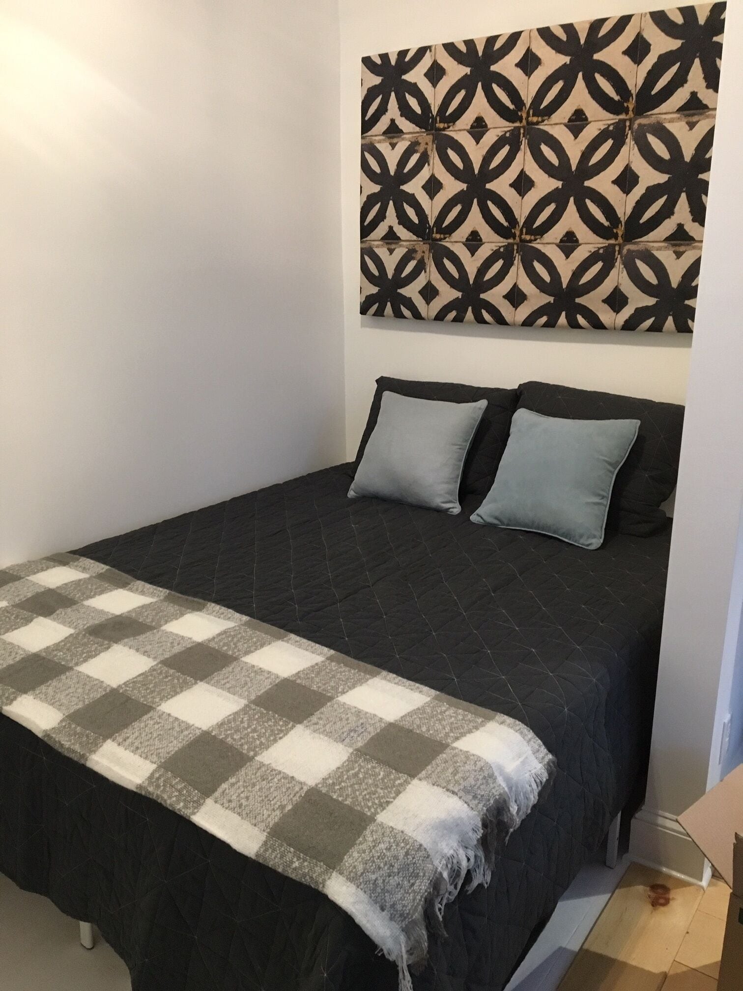  Bright Sparkling Chic Studio just off Warren Street!