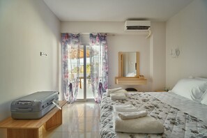 4 bedrooms, in-room safe, iron/ironing board, free WiFi - Lake Front Villa for 16, with 2 New Private Pool (Georgioupoli)