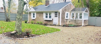 Renovated cottage 1 mile to beach in Chatham!