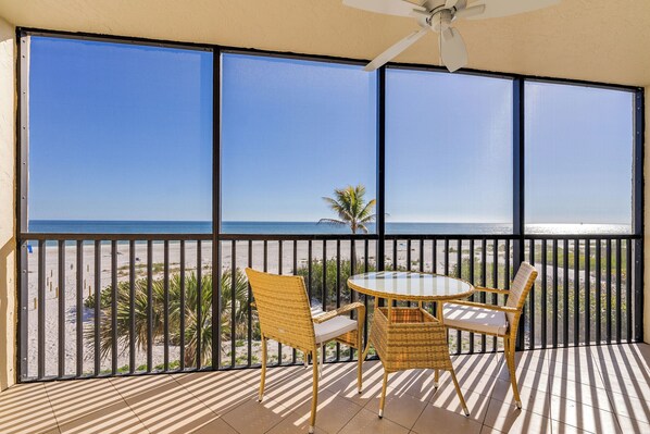 Outdoor dining - OCEAN'S REACH 4B3: 3rd Floor, Gorgeous Gulf-Front Views, Amenities Open! (Sanibel Island)