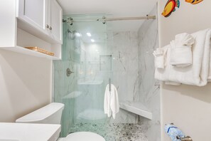 Dusche, Haartrockner, Handtücher