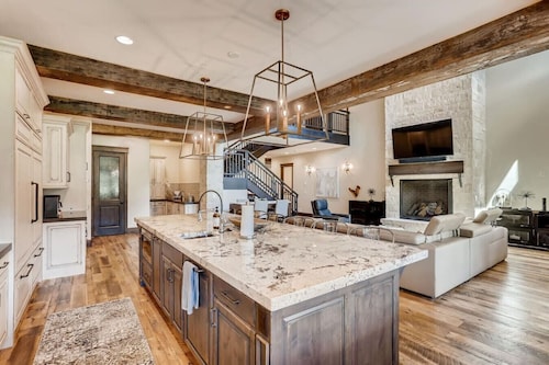 Nagelneu im Jahr 2019! WAHR Ski-In / Ski-Out-Suiten mit 7 Schlafzimmern (3 Master!)