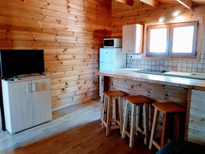 Luxury Chalet, 2 Bedrooms, Non Smoking, Sea View | Private kitchen | Full-size fridge, microwave, stovetop, dishwasher - Mare e Monti Chalets (Serra-di-Ferro)